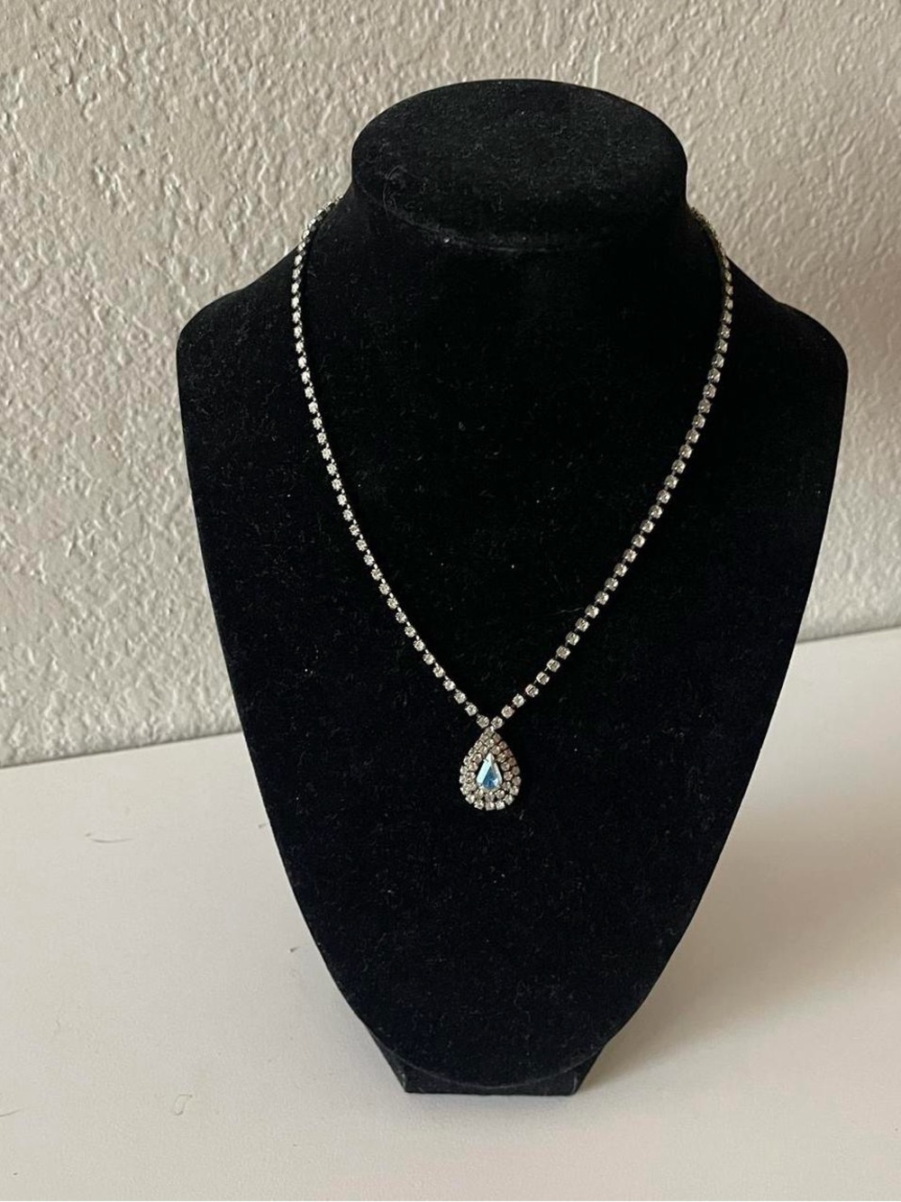 Women’s VTG Silver Rhinestone Fashion Jewelry Tear Drop Necklace, Size 16